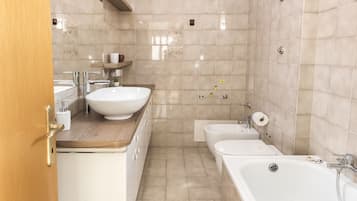 Badewanne, Bidet, Handtücher