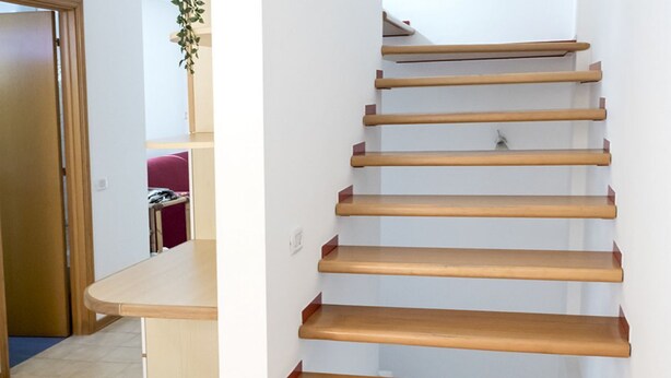 A staircase with wooden steps and a light-colored wall. - S305 - Sirolo, delightful apartment with porch (Sirolo)