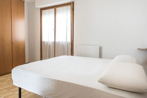 2 bedrooms, bed sheets