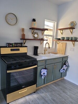 Refrigerador, microondas, horno y parrilla de estufa 