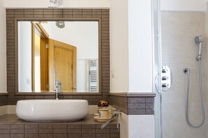 Dusche, Whirlpool, Haartrockner, Bidet