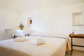 3 habitaciones, tabla de planchar con plancha, wifi y ropa de cama 