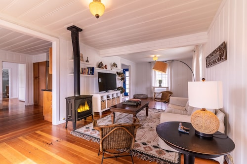 Beach Cottage Near the Coastal Trail and the Ritz