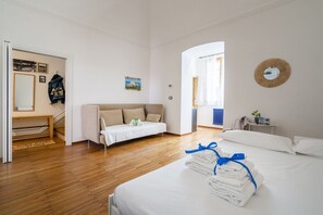 2 bedrooms, iron/ironing board, internet, bed sheets