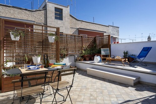 GuestHost - Bright apartment perfect for 5 people, located among the buildings typical of the center of Mola di Bari and which boasts every comfort, including two terraces with a suggestive view of the bell towers and the sea. Nestled between the charact