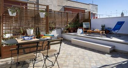 GuestHost - Bright apartment perfect for 5 people, located among the buildings typical of the center of Mola di Bari and which boasts every comfort, including two terraces with a suggestive view of the bell towers and the sea. Nestled between the charact