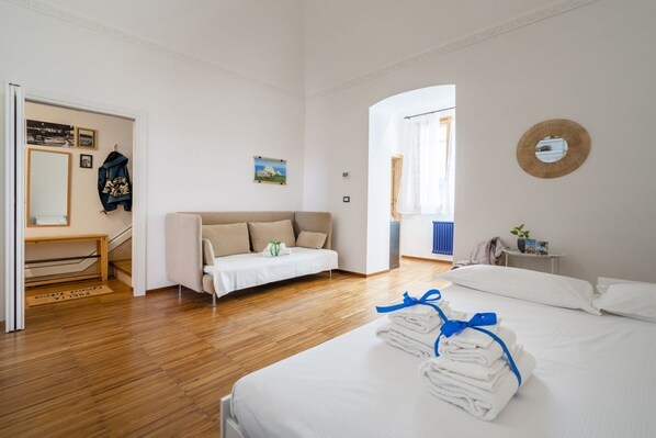 2 bedrooms, iron/ironing board, internet, bed sheets