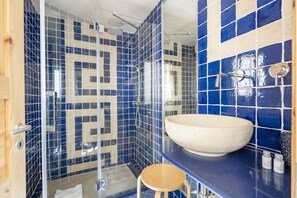 Shower, hair dryer, bidet, towels