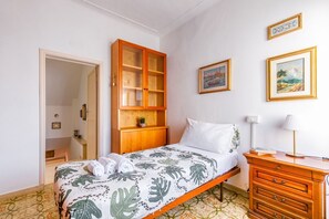 2 bedrooms, desk, iron/ironing board, internet