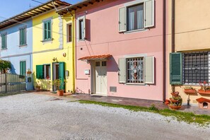 Exterior - GuestHost - Cozy apartment of 80 sqm, able to accommodate up to 3 people, with independent entrance located 9 minutes on foot from Pisa-Galileo Galilei Airport and 7 minutes on foot from the Central Station.The area is well connected by public transport, (Pisa)