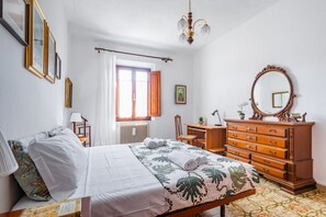 2 bedrooms, iron/ironing board, Internet, bed sheets