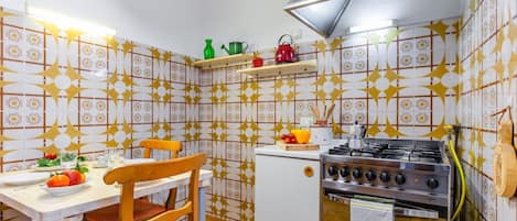 KĂŒhlschrank, Mikrowelle, Ofen, Herdplatte
