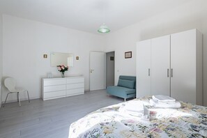 1 slaapkamer, een strijkplank/strijkijzer, wifi, beddengoed