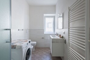 Douche, sèche-cheveux, bidet