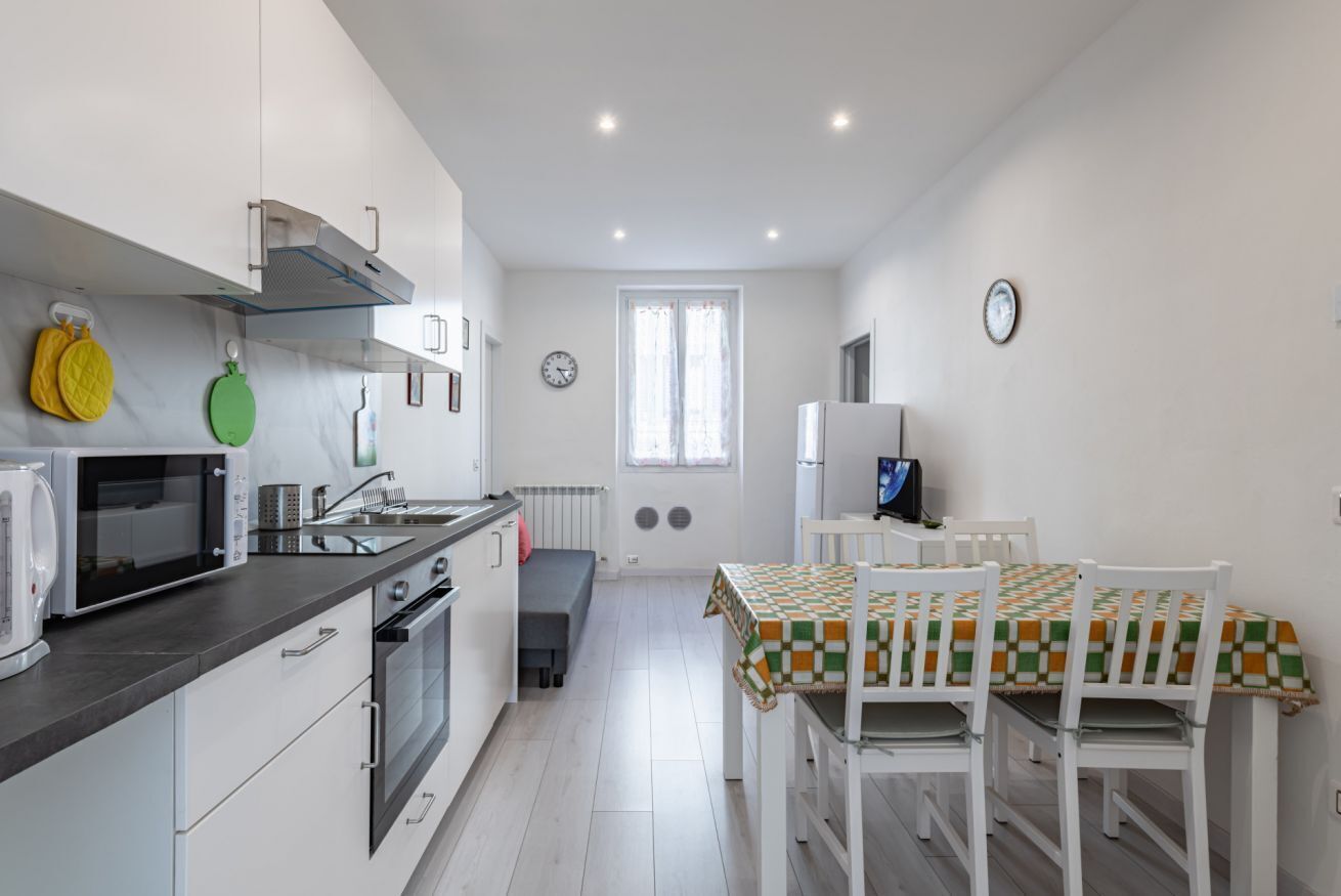 Een microgolfoven, een oven, een kookplaat, een vaatwasser