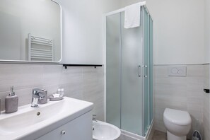 Dusche, Haartrockner, Bidet