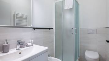 Ducha, secador de pelo, bidet