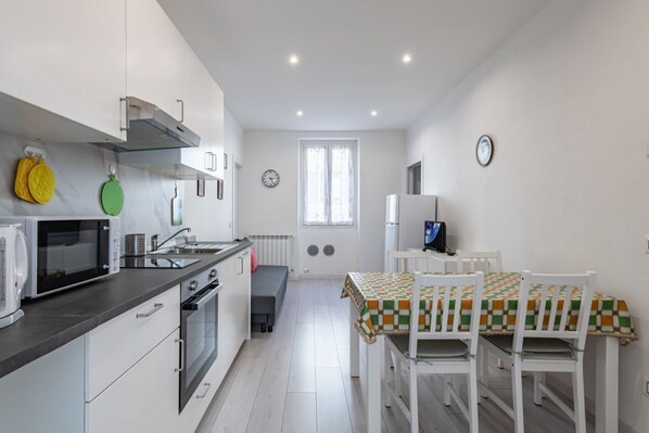 Microonde, forno, piano cottura, lavastoviglie