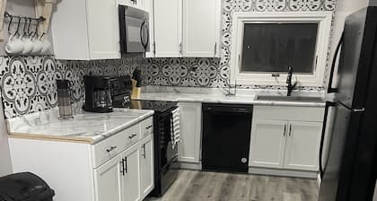 Newly remodeled, Cozy Cottage on an Acreage
