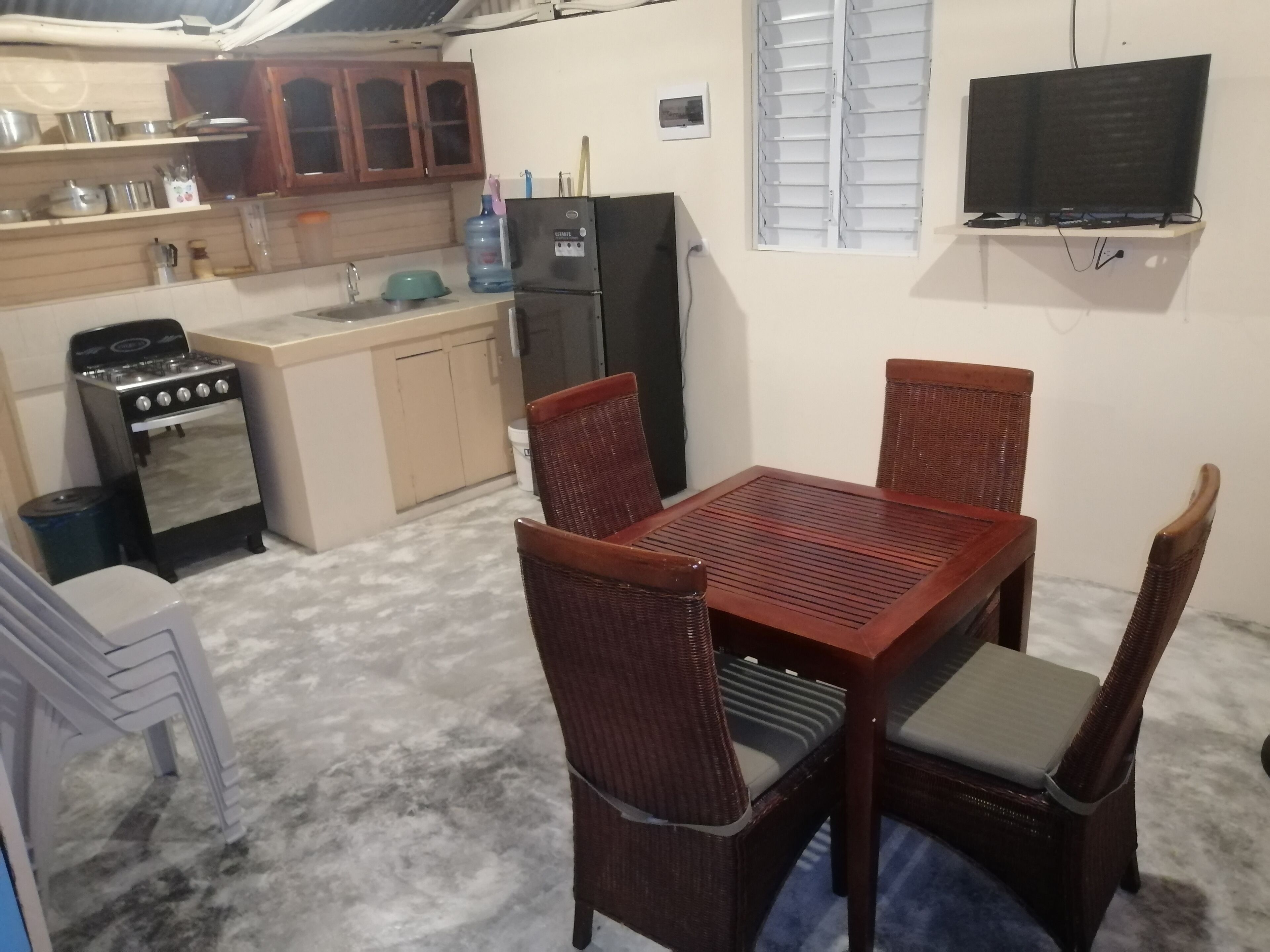 Refrigerador, horno, placa de cocina, cafetera/tetera