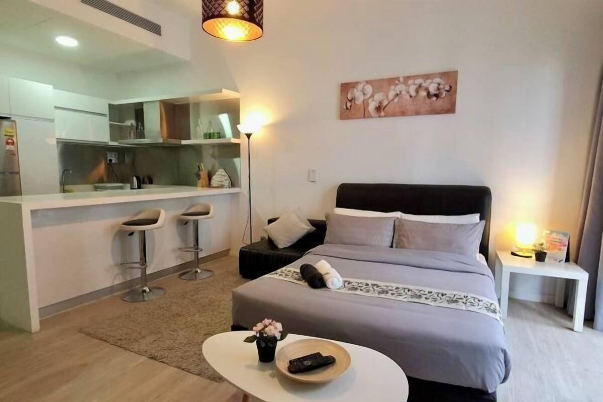 1 habitación, decoración personalizada, muebles diferentes y escritorio