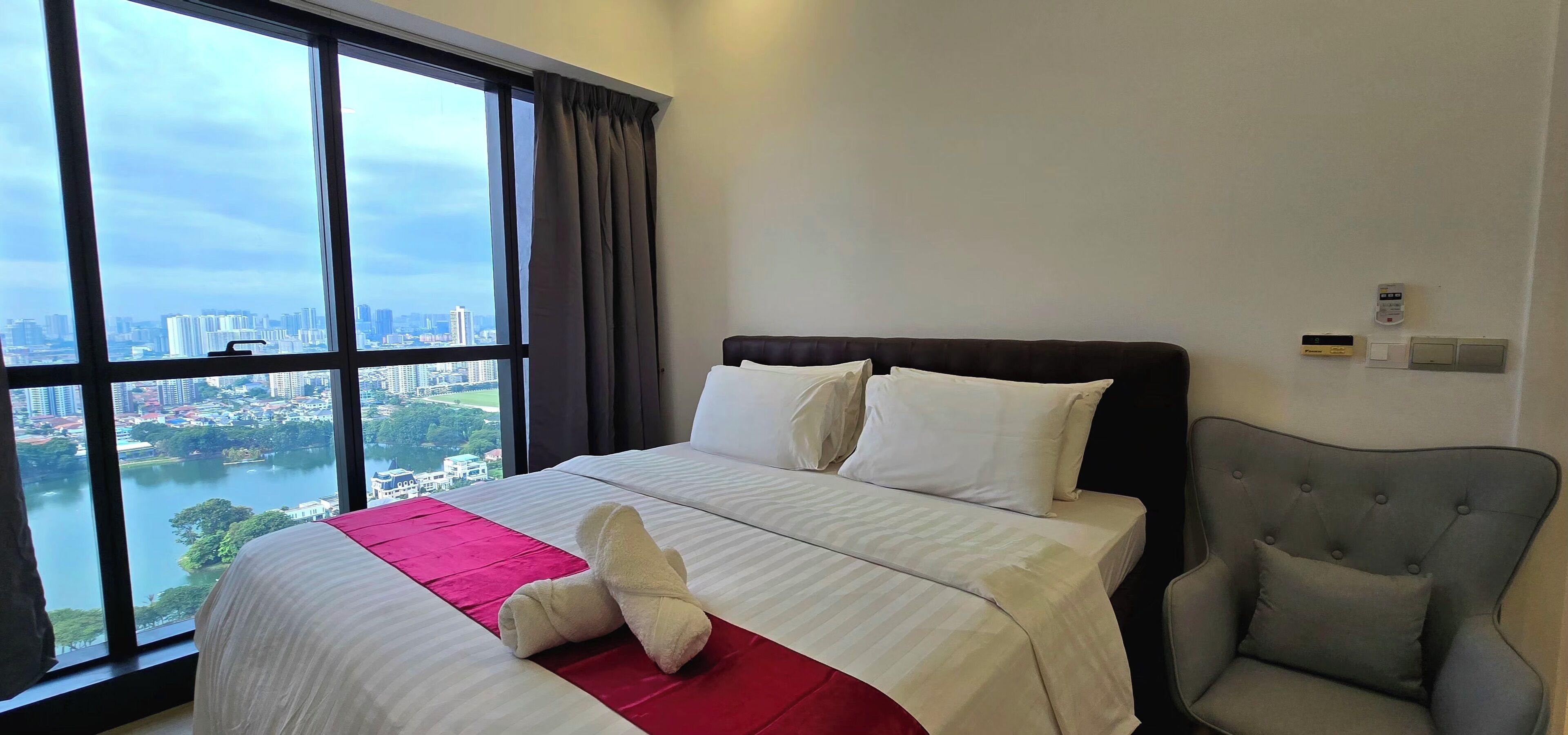 Luxury Apartment, Lake View, Lakeside | Premium bedding, individually decorated, individually furnished, desk