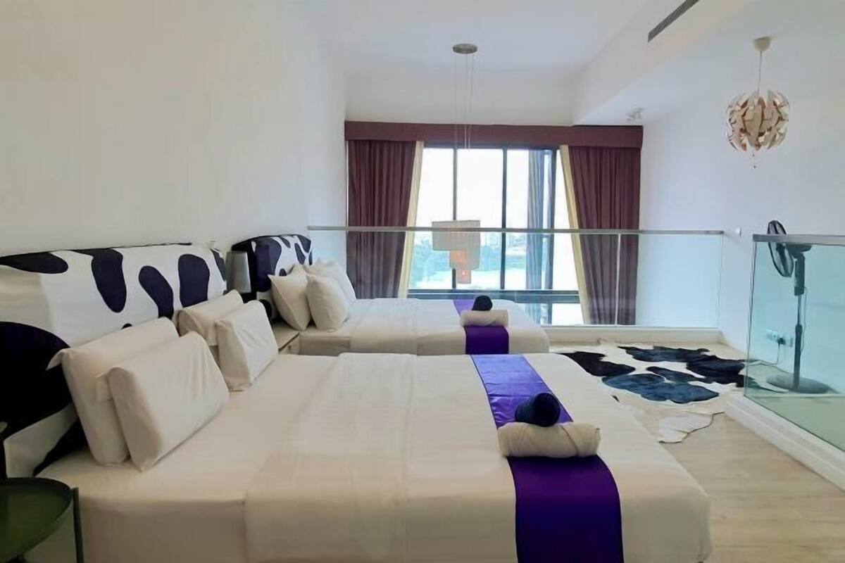 1 habitación, decoración personalizada, muebles diferentes y escritorio