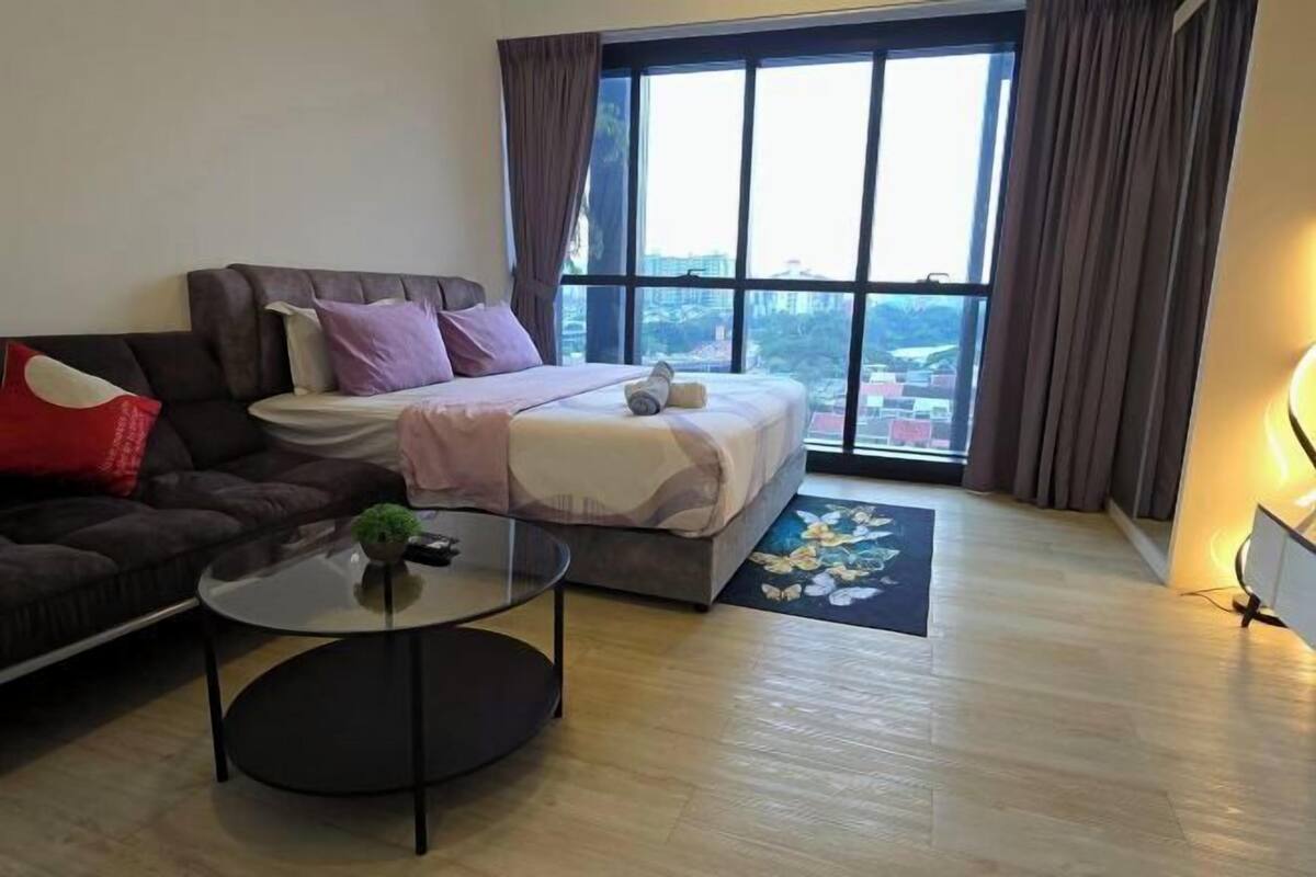 1 habitación, decoración personalizada, muebles diferentes y escritorio