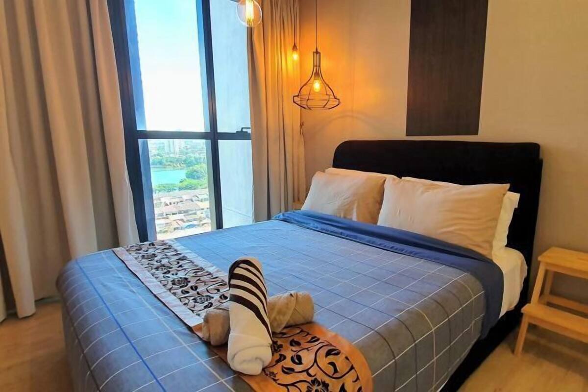 1 habitación, decoración personalizada, muebles diferentes y escritorio