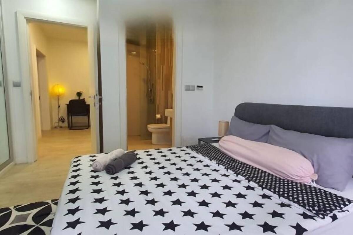 1 habitación, decoración personalizada, muebles diferentes y escritorio