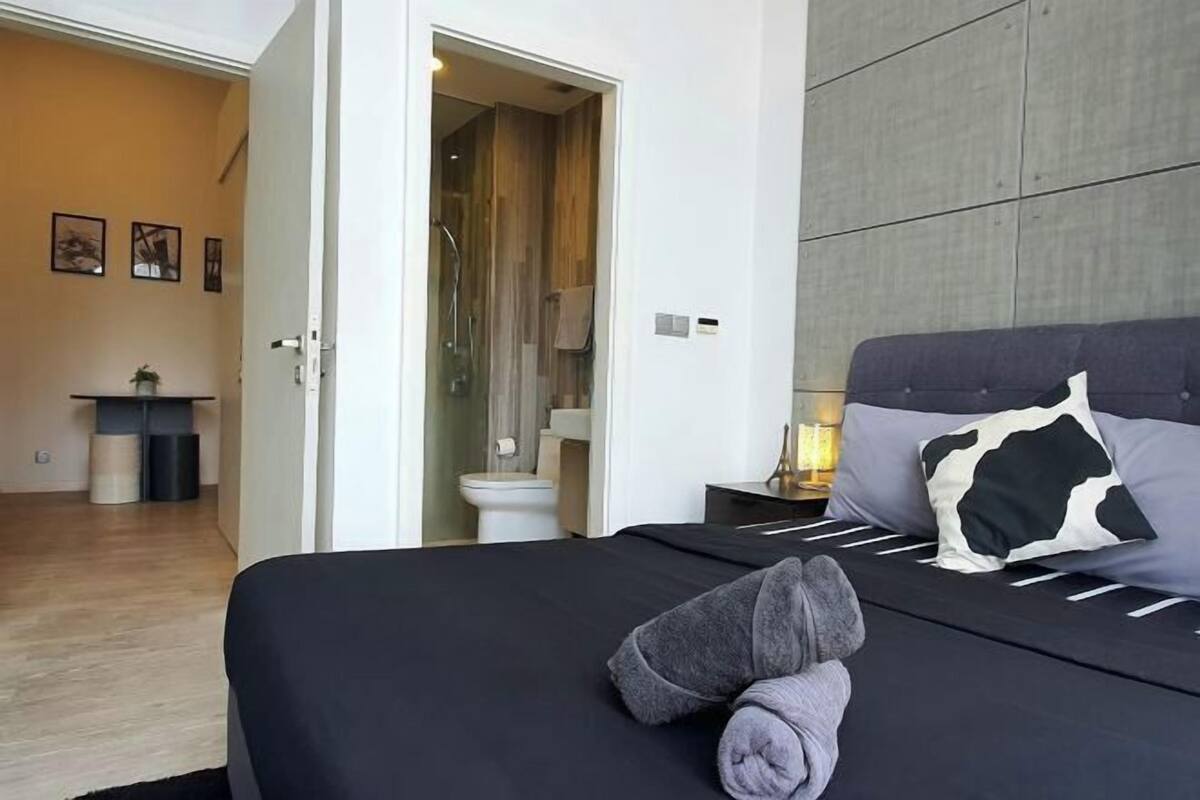 1 habitación, decoración personalizada, muebles diferentes y escritorio