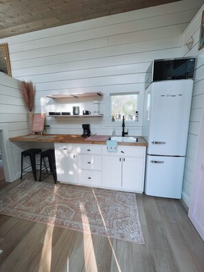 Refrigerador, microondas, parrilla de estufa y cafetera y tetera