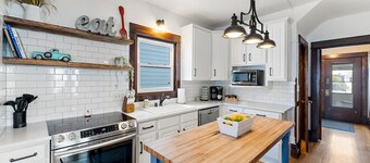 Bright, Spacious & Inviting Como Oasis ~ Backyard!