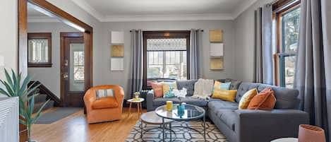 Una Smart TV, libros, un reproductor estéreo