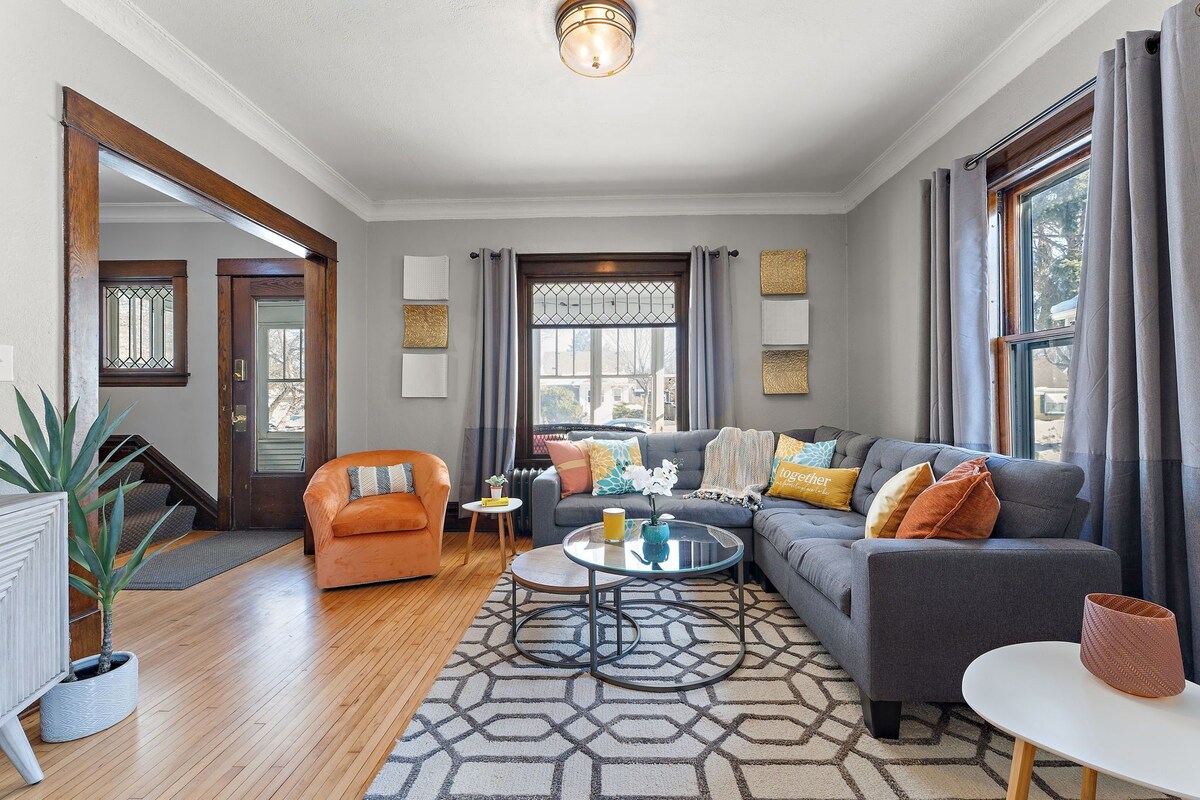 Bright, Spacious & Inviting Como Oasis ~ Backyard!