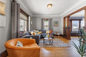 Smart TV, books, stereo - Bright, Spacious & Inviting Como Oasis ~ Backyard! (Minneapolis)