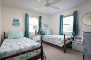 4 bedrooms, iron/ironing board, WiFi, bed sheets - 3min Walk to Beach! Hot tub, Yard & Near Shops (Kill Devil Hills)