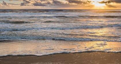 3min Walk to Beach! Hot tub, Yard & Near Shops