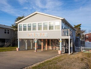 Exterior - 3min Walk to Beach! Hot tub, Yard & Near Shops (Kill Devil Hills)