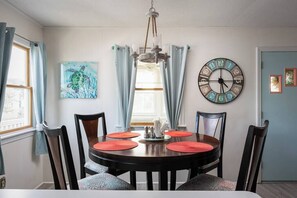 Dining - 3min Walk to Beach! Hot tub, Yard & Near Shops (Kill Devil Hills)