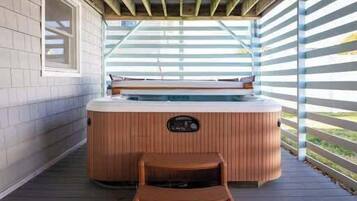 Indoor spa tub