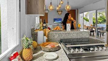Fridge, oven, stovetop, coffee/tea maker