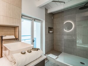 Dusche, Haartrockner, Handtücher, Seife
