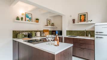 JÀÀkaappi, mikroaaltouuni, uuni, astianpesukone