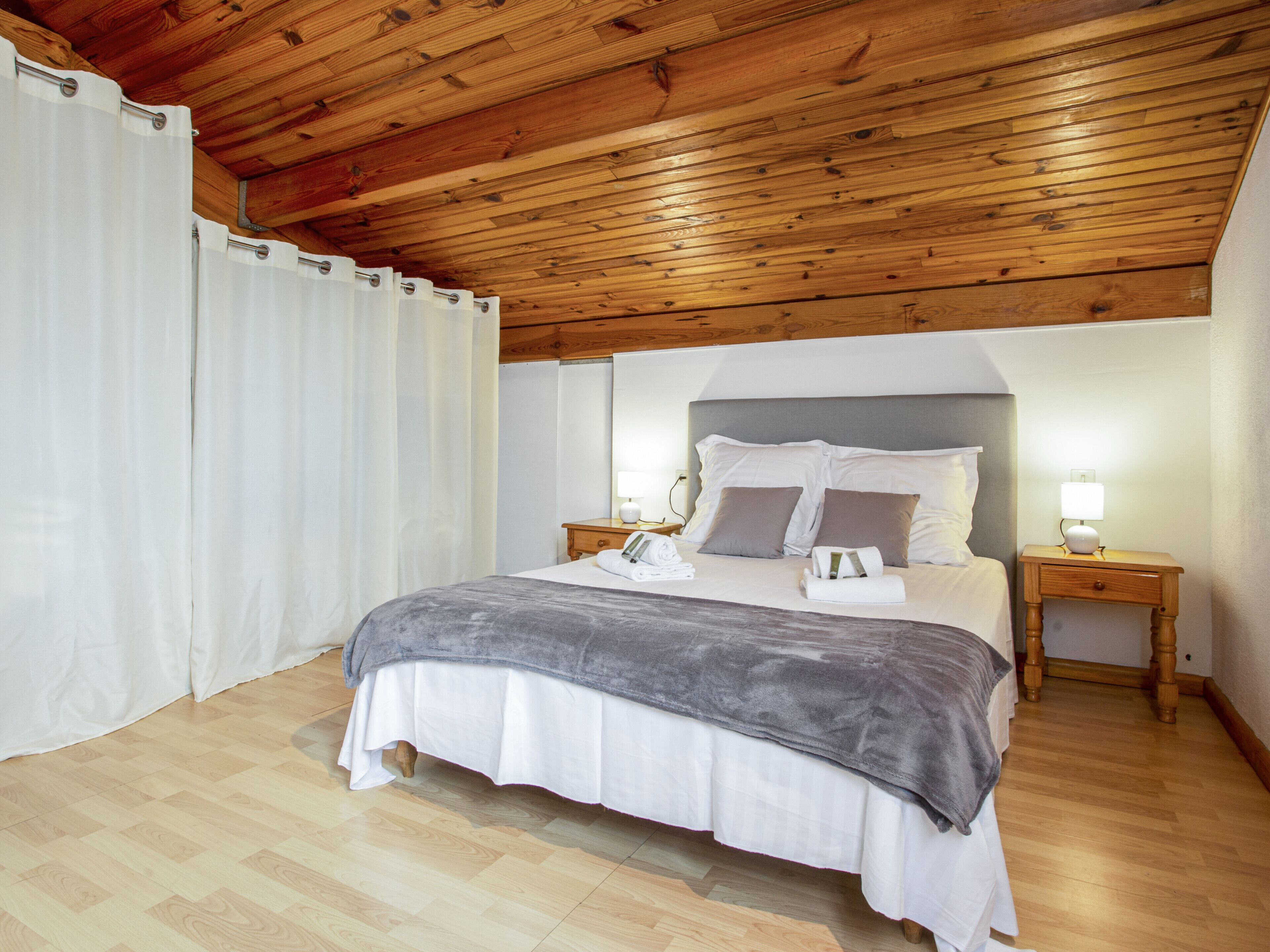 3 chambres, fer et planche à repasser, Wi-Fi, draps fournis