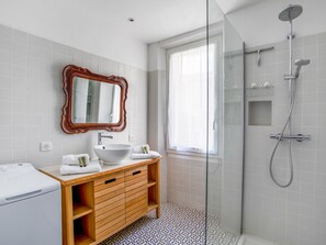 Shower, hair dryer, towels - Maison Castel - Welkeys (Toulon)