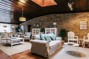 Una televisión, una chimenea