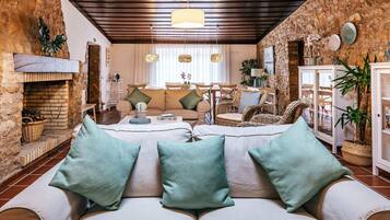 Televisión y chimenea