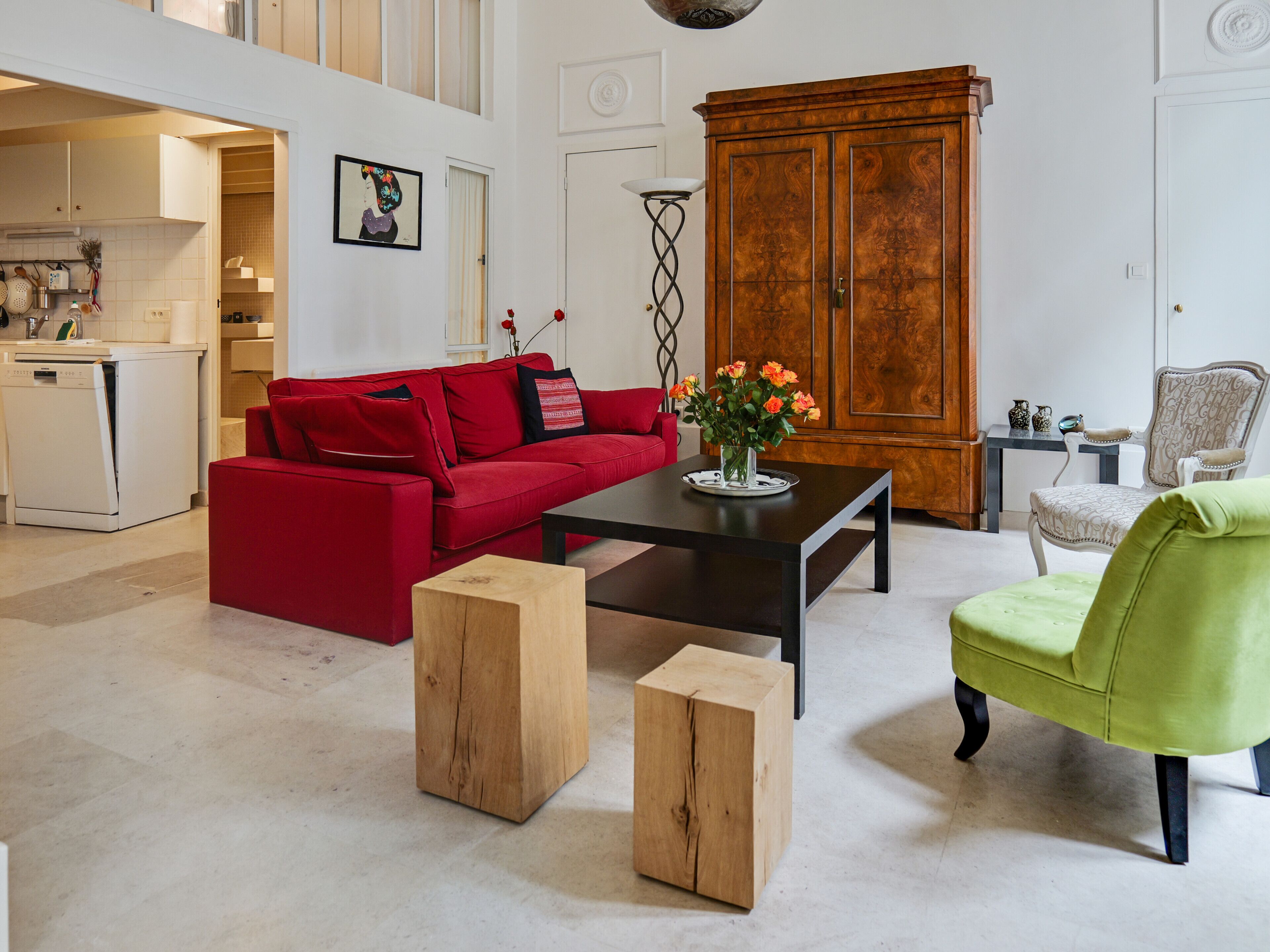 Télévision, lecteur de DVD, livres, chaîne hi-fi