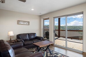 Smart TV, fireplace, video games, ping pong - Spacious by SDC/Private Hot Tub/Community Pools! (Branson)